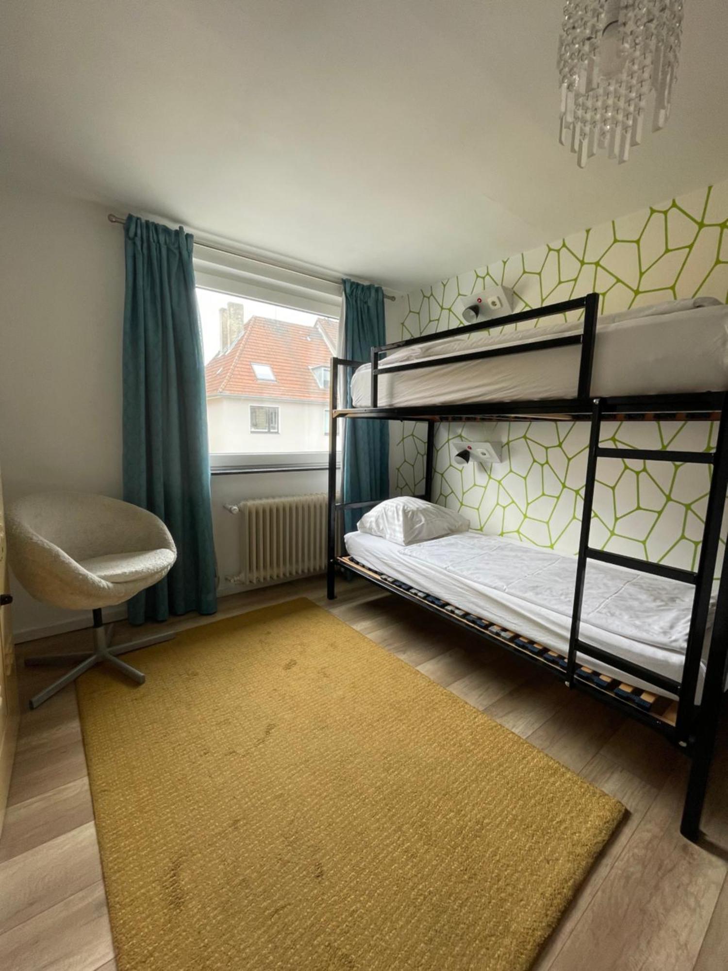Cama en habitación femenina compartida de 4 camas